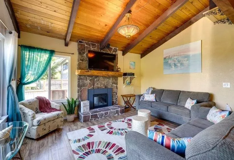 Private Hot Tub & Views: Lovely Waldport Home