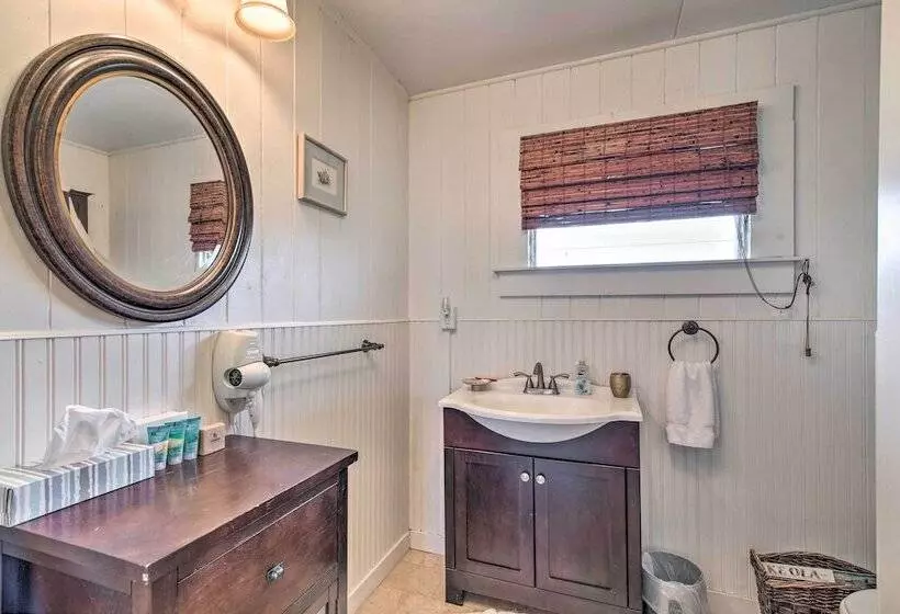 Hilo Home Base   3 Miles To State Park & Beach!