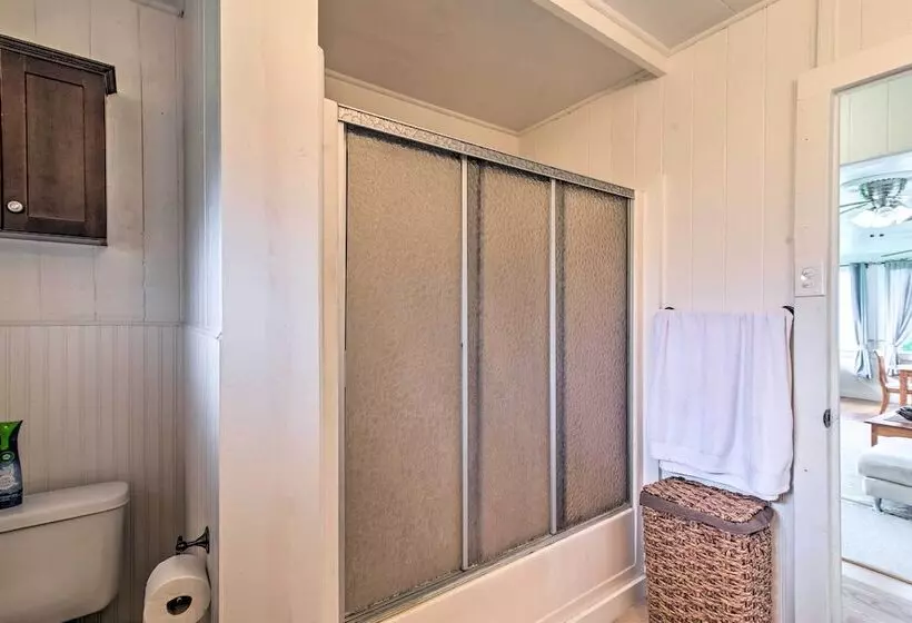 Hilo Home Base   3 Miles To State Park & Beach!