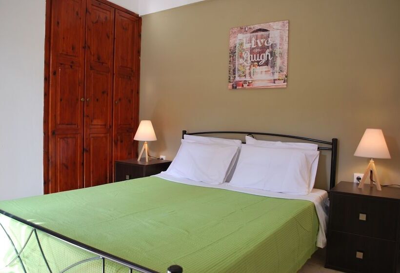 ホテル Koula Apartments