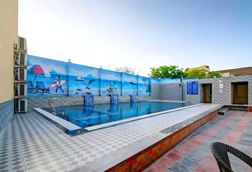 Hotelli Ratan Palace By Evara