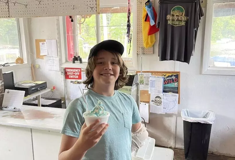 Hotelli Shady Cliff Resort