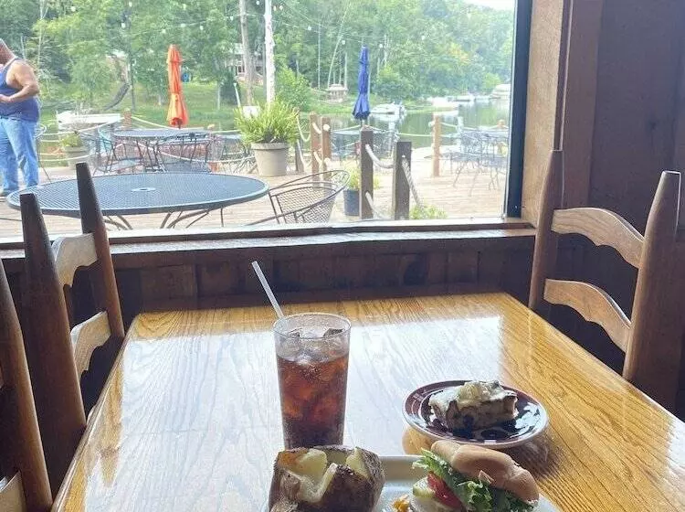 Hotelli Shady Cliff Resort