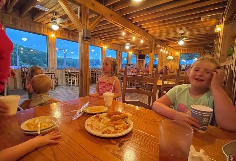 Hotelli Shady Cliff Resort