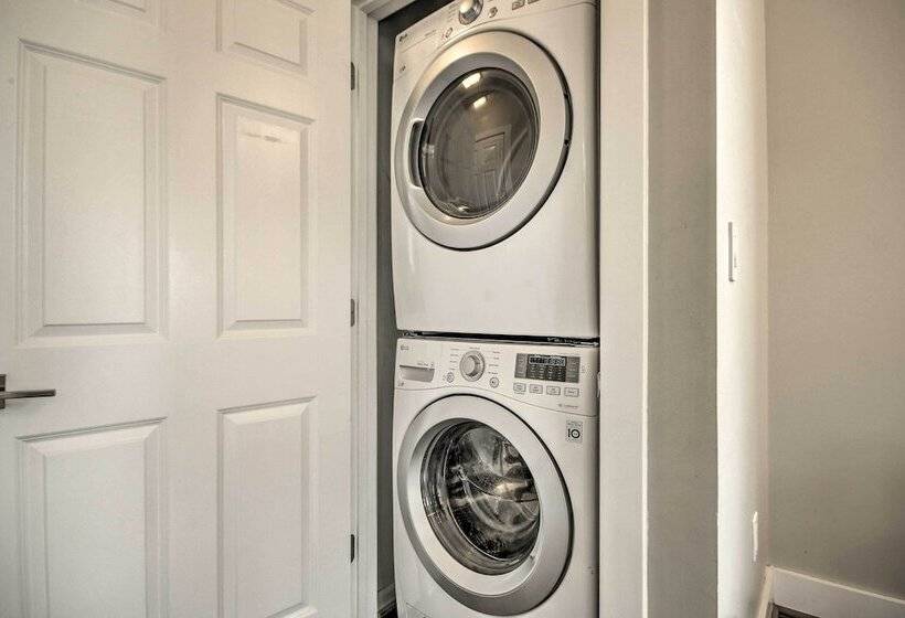 2 Mi To National Mall: Modern Dc Retreat W/ Patio