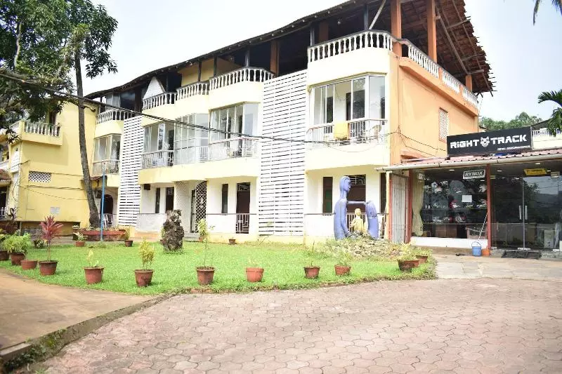 Salotel Near Mae De Deus Church