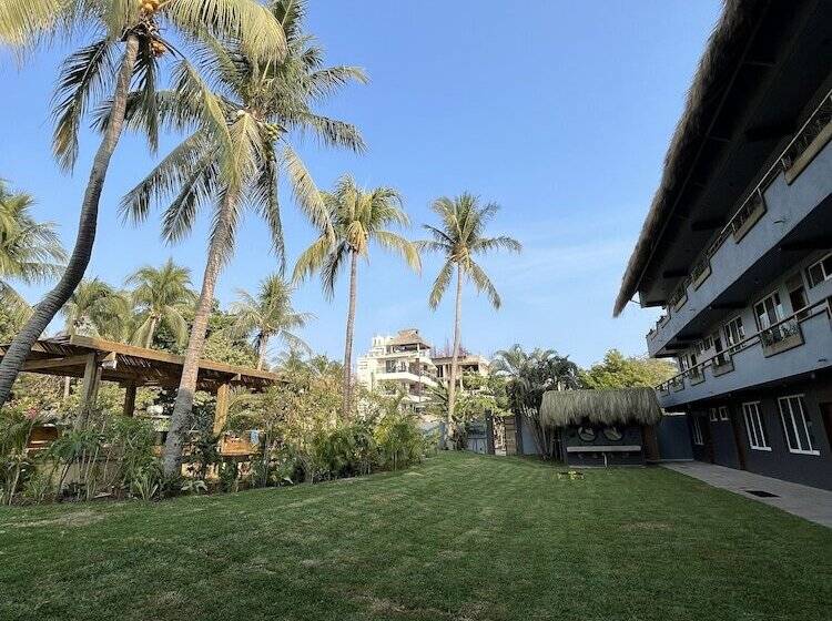 Straw Hat Surf Hostel