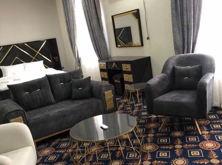 Deja Vu Hotel And Suites