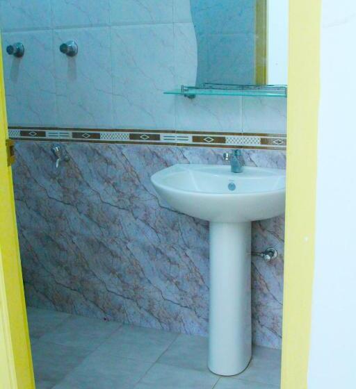 פנסיון The Garnet Mirissa