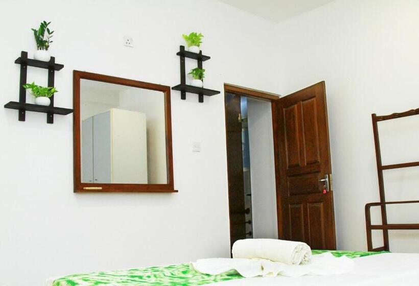 פנסיון The Garnet Mirissa