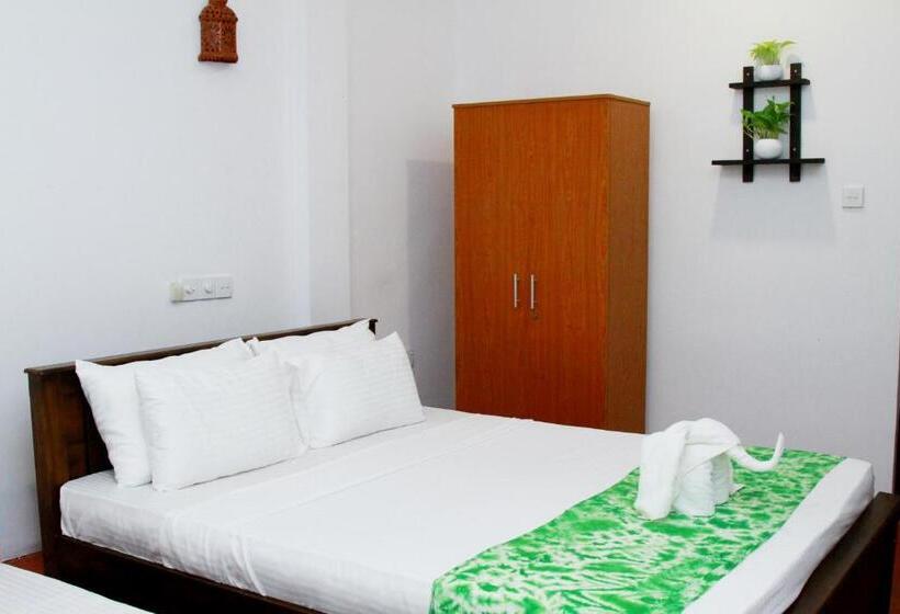 פנסיון The Garnet Mirissa