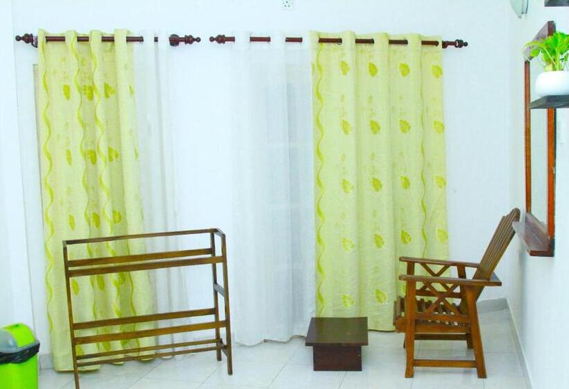 פנסיון The Garnet Mirissa