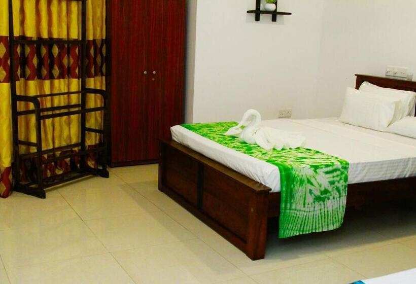 פנסיון The Garnet Mirissa