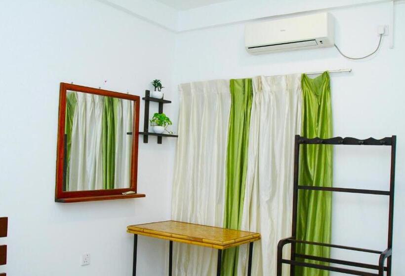 פנסיון The Garnet Mirissa