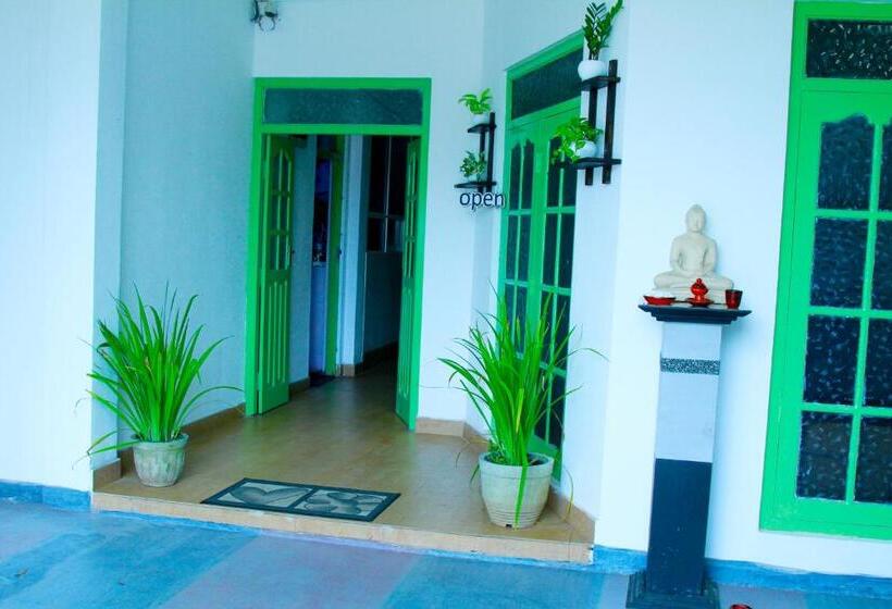 פנסיון The Garnet Mirissa