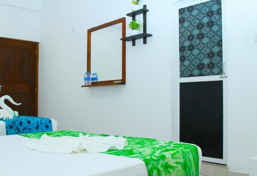 פנסיון The Garnet Mirissa