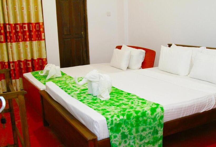 פנסיון The Garnet Mirissa