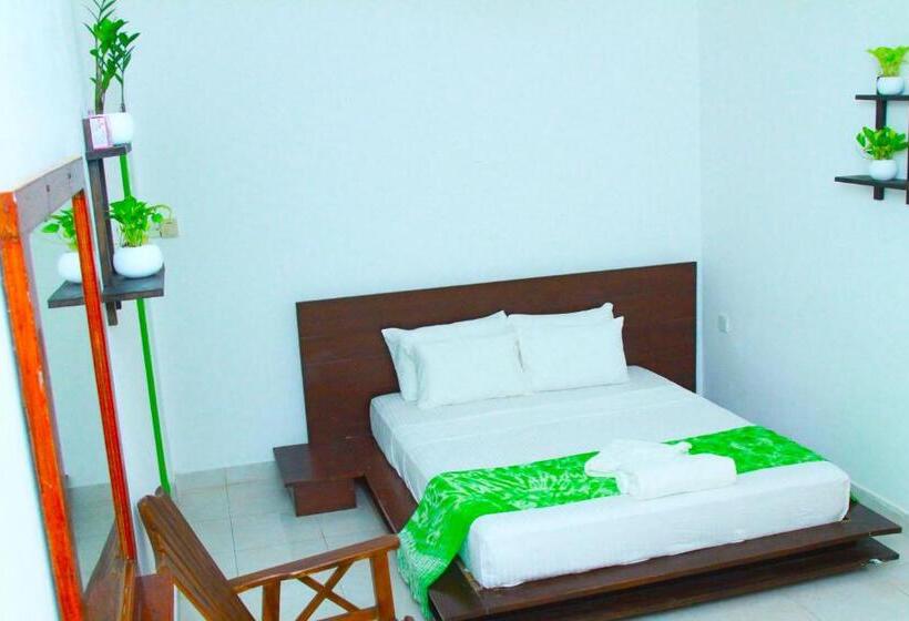 פנסיון The Garnet Mirissa