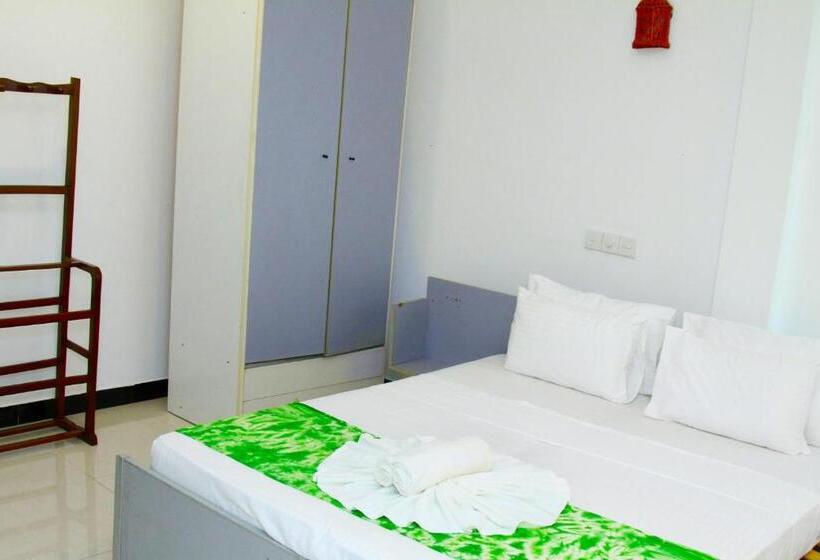 פנסיון The Garnet Mirissa