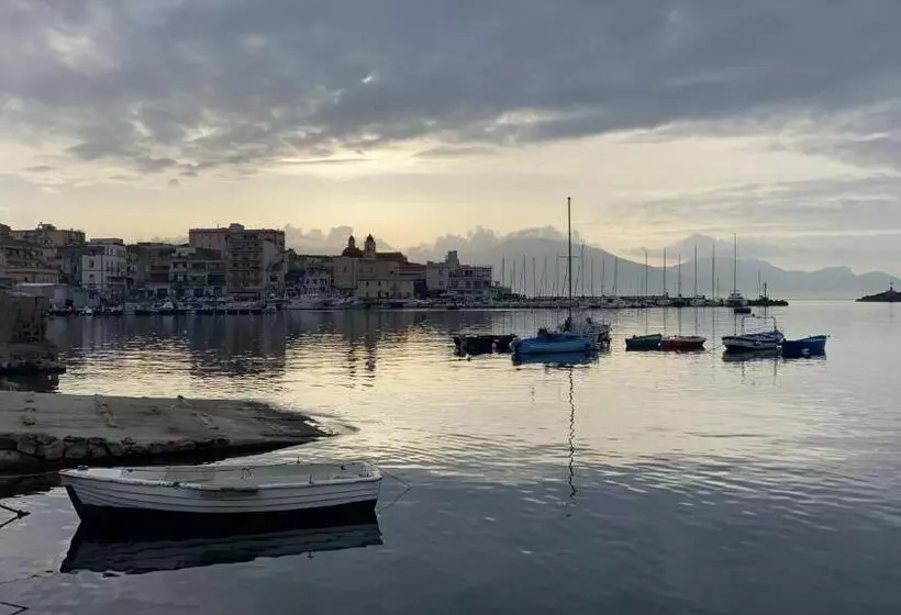 تختخواب و صبحانه La Via Del Mare