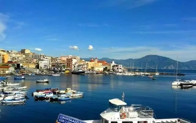 تختخواب و صبحانه La Via Del Mare
