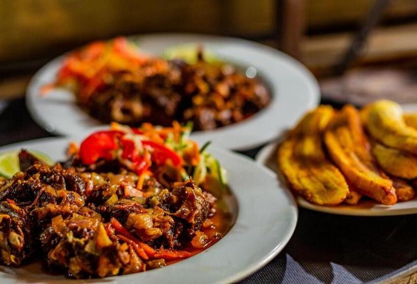 تختخواب و صبحانه Modamba Bar, Restaurant And Social Hall