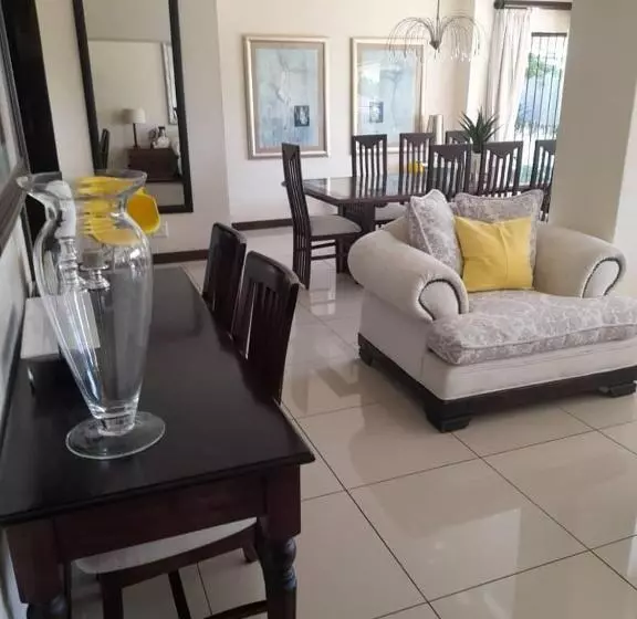 تختخواب و صبحانه The Ridge Bnb