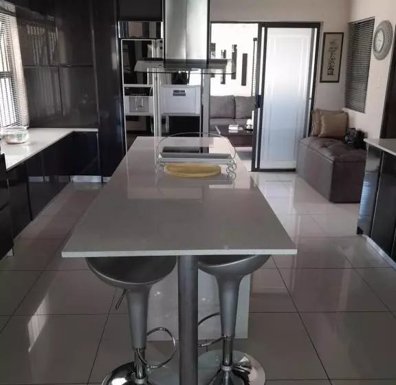 تختخواب و صبحانه The Ridge Bnb