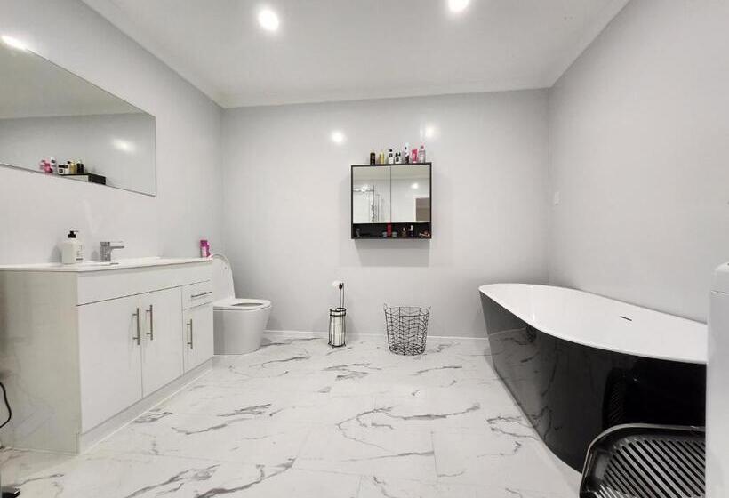 膳宿费 Animal Friendly Kitchen + Parking