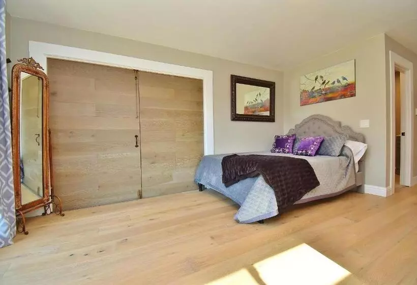 ペンション Modern Immaculate Downtown Cottage With Private Yard