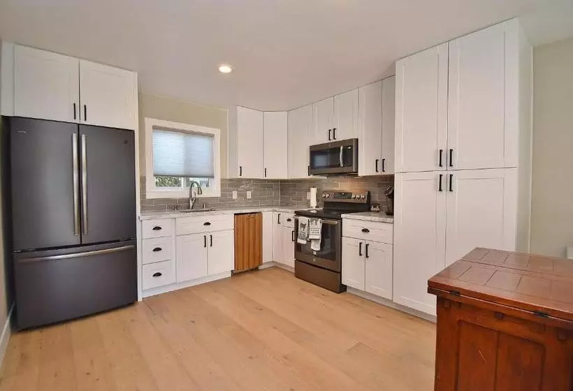 ペンション Modern Immaculate Downtown Cottage With Private Yard