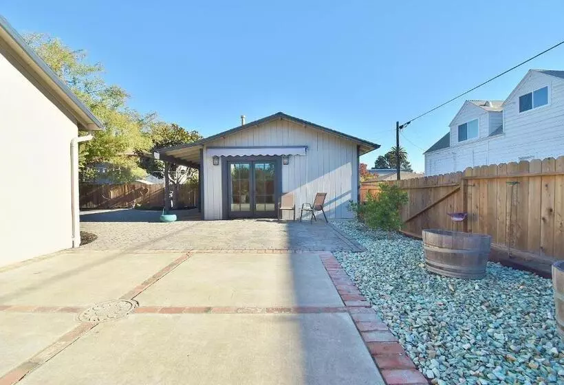 ペンション Modern Immaculate Downtown Cottage With Private Yard