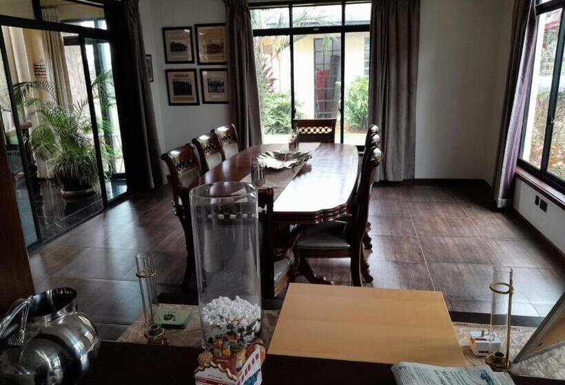 تختخواب و صبحانه Florances Rest House