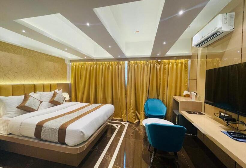 בית מלון כפרי Home2 Renaissance Club