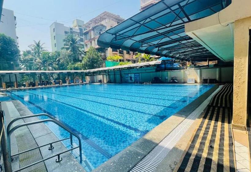 בית מלון כפרי Home2 Renaissance Club