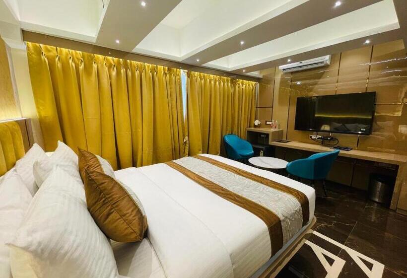 בית מלון כפרי Home2 Renaissance Club