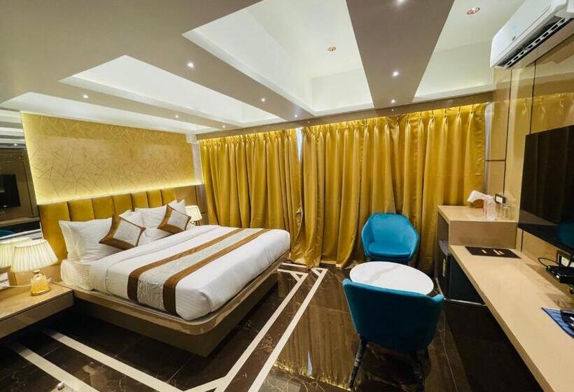 בית מלון כפרי Home2 Renaissance Club