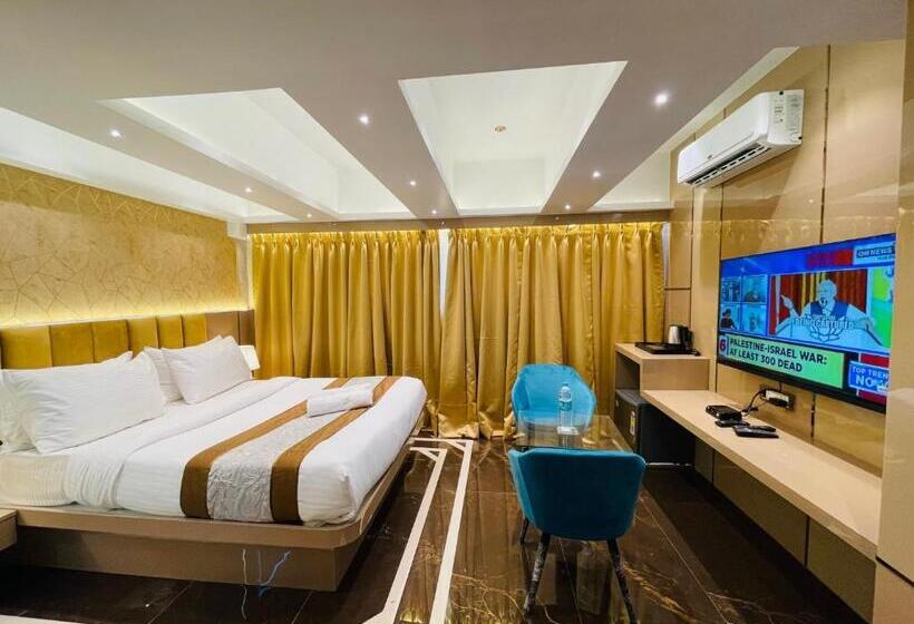 בית מלון כפרי Home2 Renaissance Club