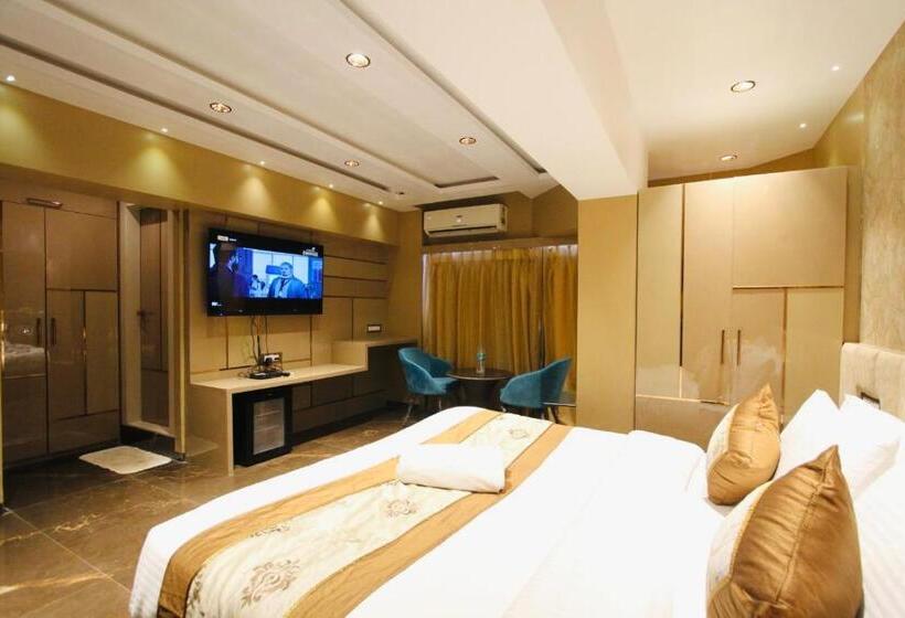 בית מלון כפרי Home2 Renaissance Club