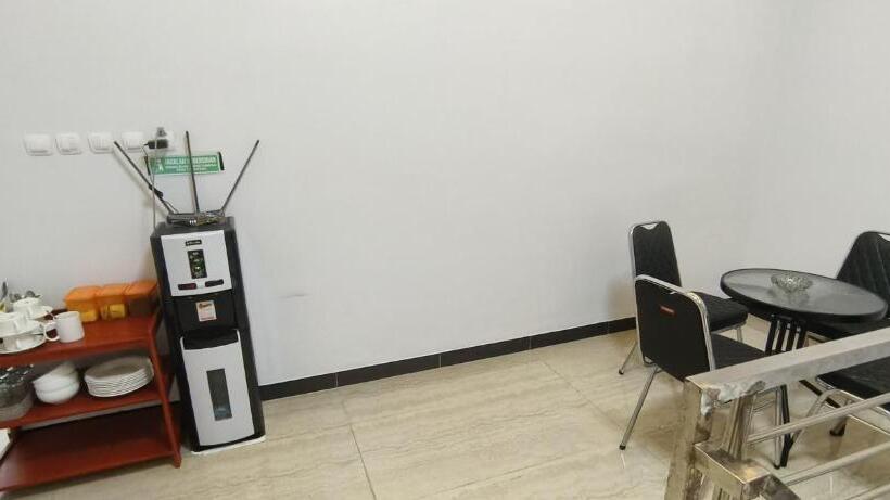 Otel Oyo 93123 Wisma Hamalau Syariah