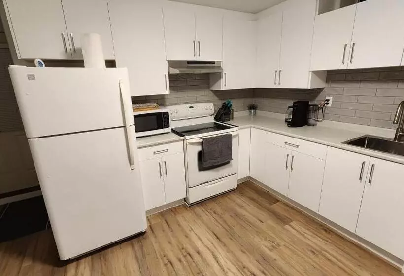 ペンション Charming East Van Hideaway   Near Skytrain