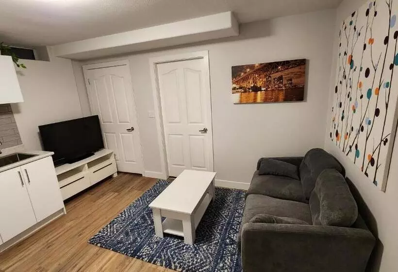 ペンション Charming East Van Hideaway   Near Skytrain