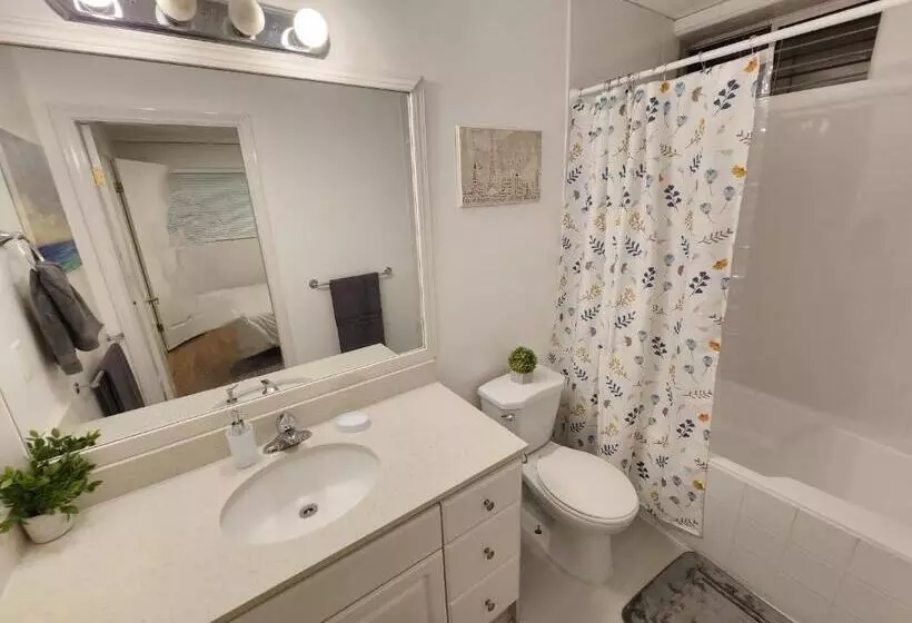 ペンション Charming East Van Hideaway   Near Skytrain