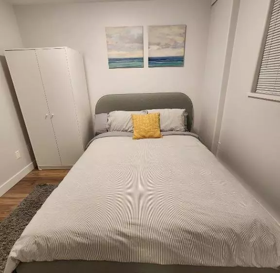 ペンション Charming East Van Hideaway   Near Skytrain