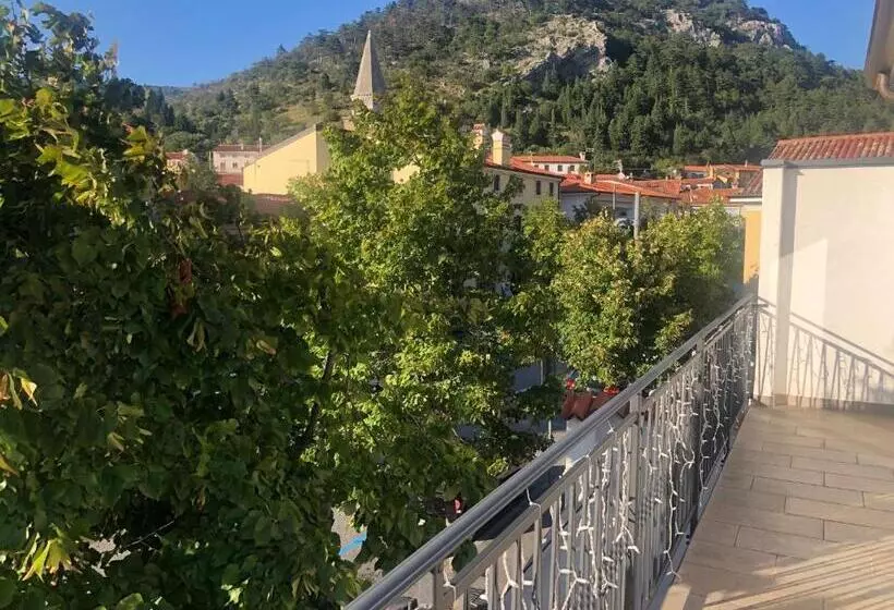 Aamiaismajoitus (B&B) Risto Bar Rosandra