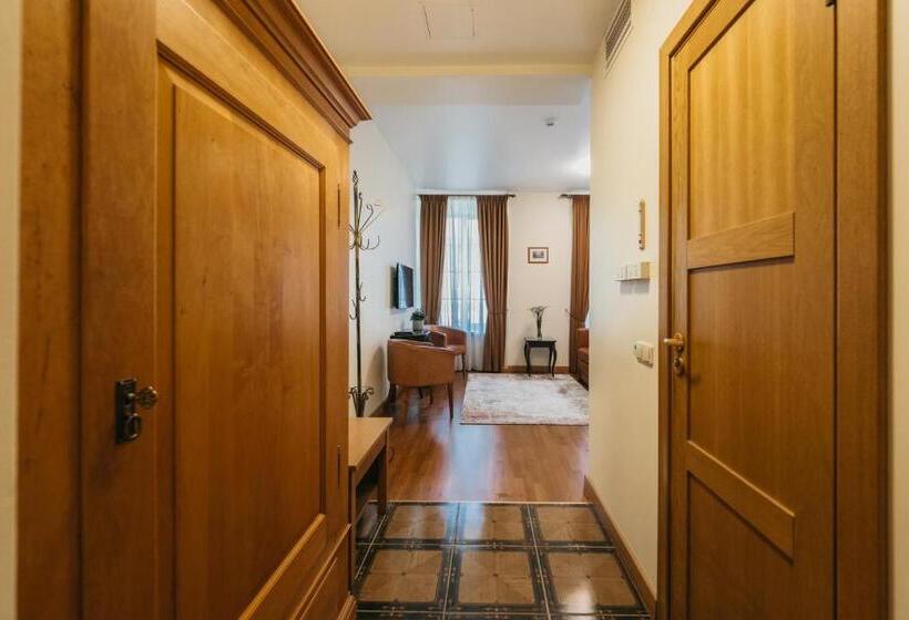 Cathedral Apartments Self Check In