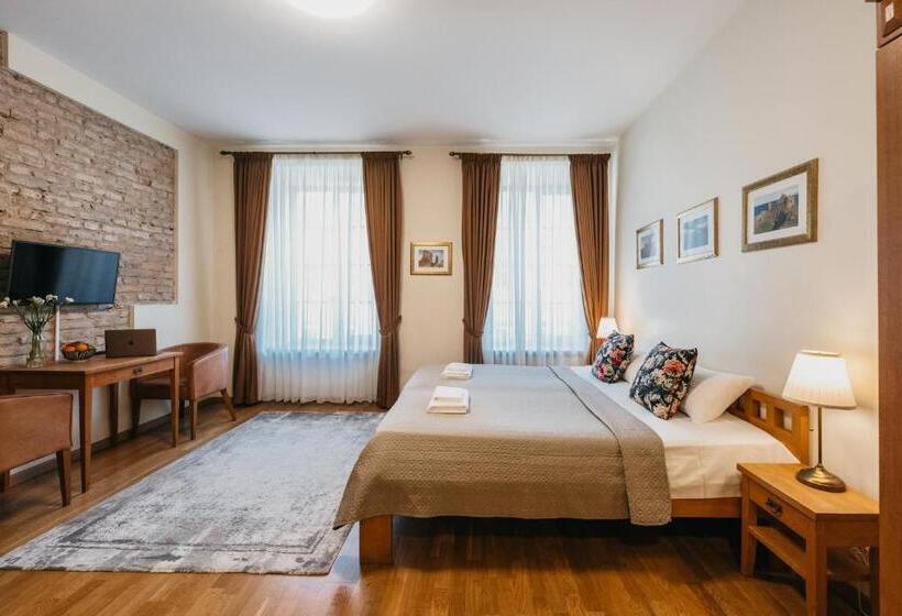 Cathedral Apartments Self Check In