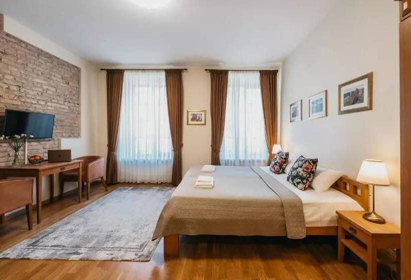 Cathedral Apartments Self Check In