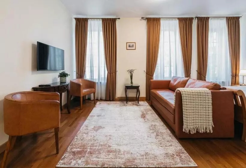 Cathedral Apartments Self Check In