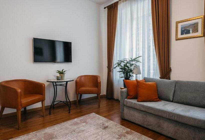 Cathedral Apartments Self Check In